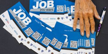 El sector privado creó casi 15.000 puestos de trabajo por semana durante el mes pasado, según muestran datos preliminares de ADP.