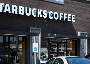 Acciones que realizan los movimientos más grandes del mediodía: SBUX, FICO, ACHC
