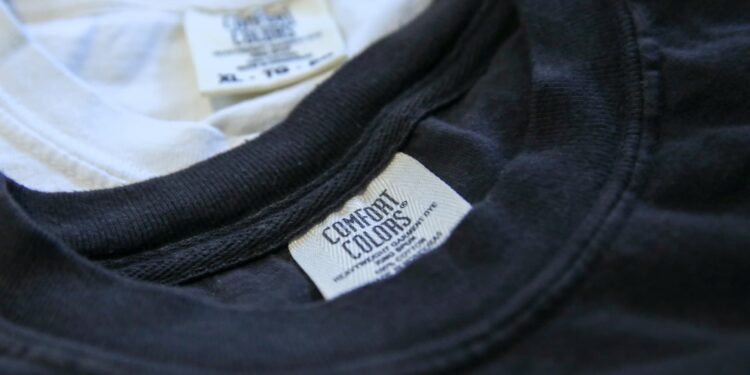 Esta marca de camisetas propiedad de Gildan está apareciendo en todas partes