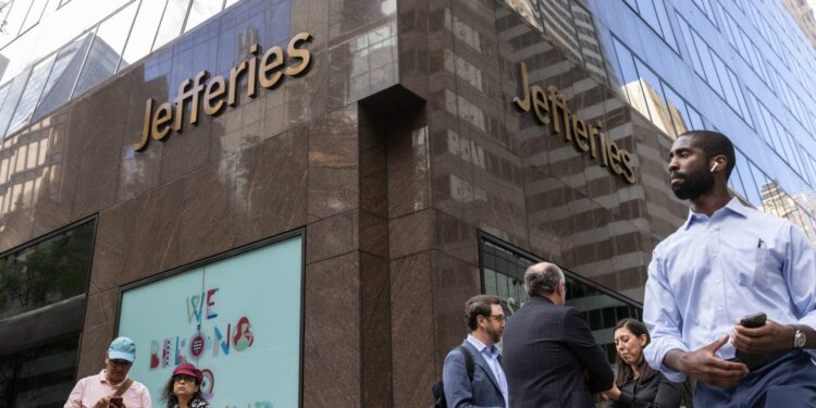 Acciones que realizan los mayores movimientos antes de la comercialización: JEF, ORCL, FITB, MU