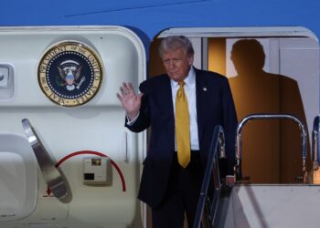 Trump dice que espera reducir los aranceles relacionados con el fentanilo en Beijing y hablar sobre “agricultores”