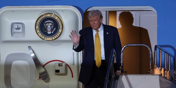 Trump dice que espera reducir los aranceles relacionados con el fentanilo en Beijing y hablar sobre “agricultores”