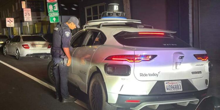La policía de California acusa a Waymo de giro ilegal, pero no puede emitir un auto sin conductor un boleto