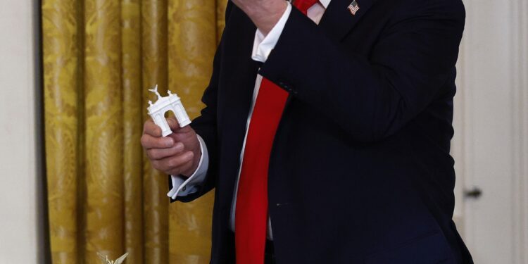 El presidente Trump revela su visión para un arco estilo Arco de Triunfo cerca del Monumento a Lincoln