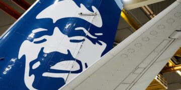 Alaska Airlines reanuda operaciones después de que una falla informática dejara sus vuelos en tierra durante horas