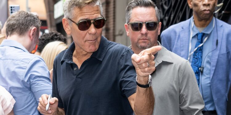 George Clooney dice que criar a sus hijos en Francia les dará una vida “mucho mejor” de lo que alguna vez habrían tenido en LA