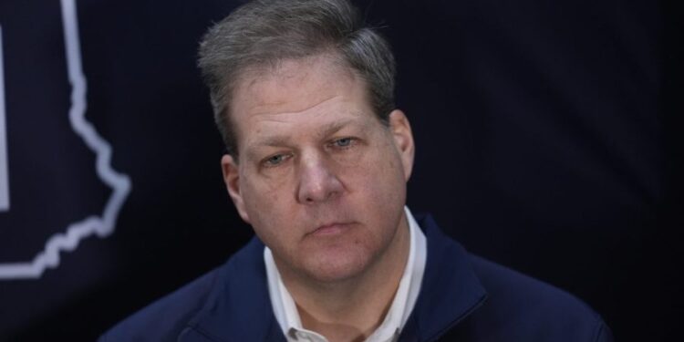 Sununu: Los viajeros aéreos deberían “hacerse pacientes”