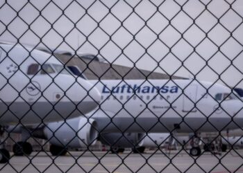 Vuelo desviado después de que un hombre supuestamente apuñalara a adolescentes con un tenedor de metal