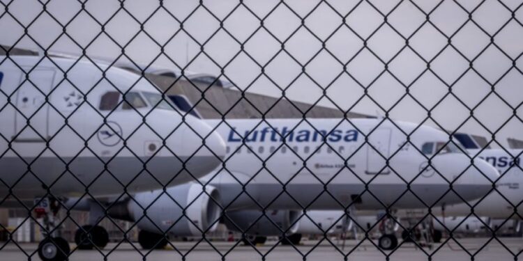 Vuelo desviado después de que un hombre supuestamente apuñalara a adolescentes con un tenedor de metal