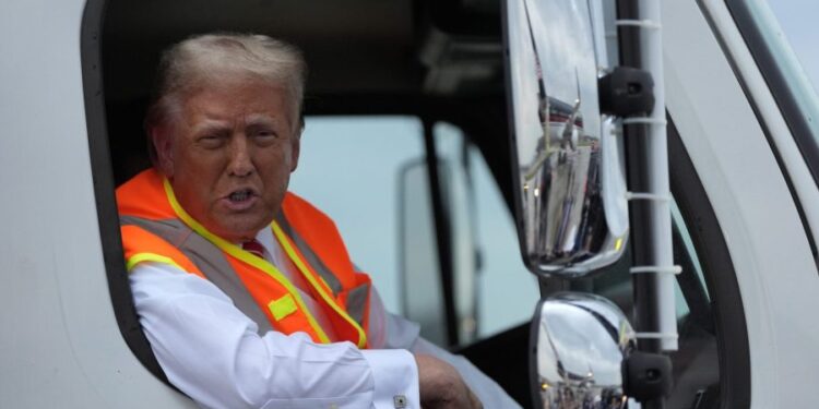 Trump dice que los aranceles a los camiones medianos y pesados entrarán en vigor el 1 de noviembre