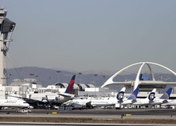 Parada en tierra emitida para vuelos de LAX debido a problemas de personal: FAA