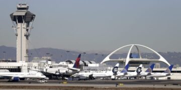 Parada en tierra emitida para vuelos de LAX debido a problemas de personal: FAA