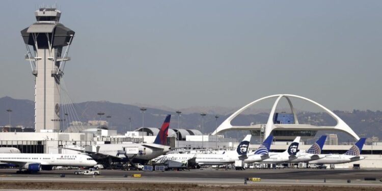 Parada en tierra emitida para vuelos de LAX debido a problemas de personal: FAA