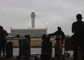 Los aeropuertos informan de escasez de controladores de tráfico aéreo en medio del cierre