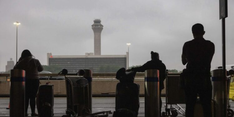 Los aeropuertos informan de escasez de controladores de tráfico aéreo en medio del cierre