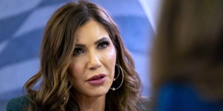 Algunos aeropuertos se niegan a reproducir el vídeo de Noem culpando a los demócratas por el cierre