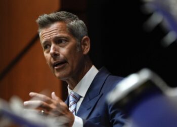 Duffy retira 40 millones de dólares de California por la regla de que los camioneros solo hablan inglés