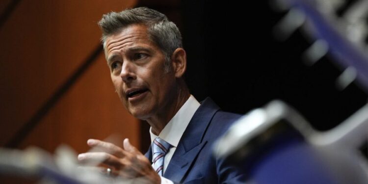 Duffy retira 40 millones de dólares de California por la regla de que los camioneros solo hablan inglés