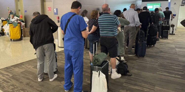 Estos son los aeropuertos que sufren escasez de personal debido al cierre del gobierno