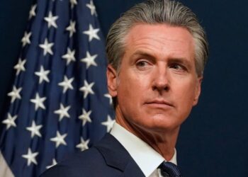 Newsom explota a Trump, Duffy por el impacto de Shutdown en los viajes aéreos
