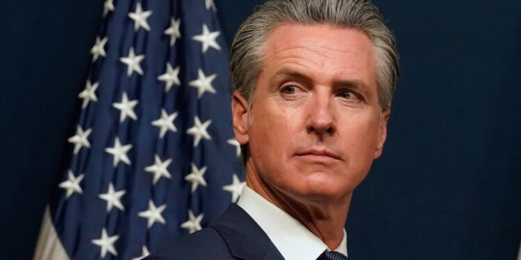 Newsom explota a Trump, Duffy por el impacto de Shutdown en los viajes aéreos
