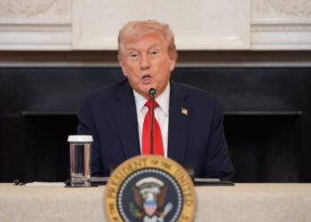 Trump anuncia aranceles del 100 por ciento a China en respuesta a los controles de tierras raras