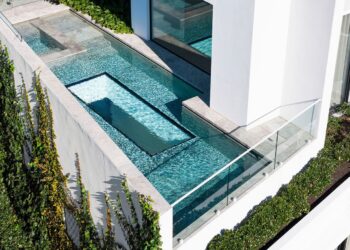 La maravilla arquitectónica de Brighton Beach con piscina suspendida llega al mercado