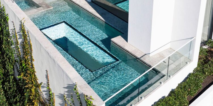 La maravilla arquitectónica de Brighton Beach con piscina suspendida llega al mercado