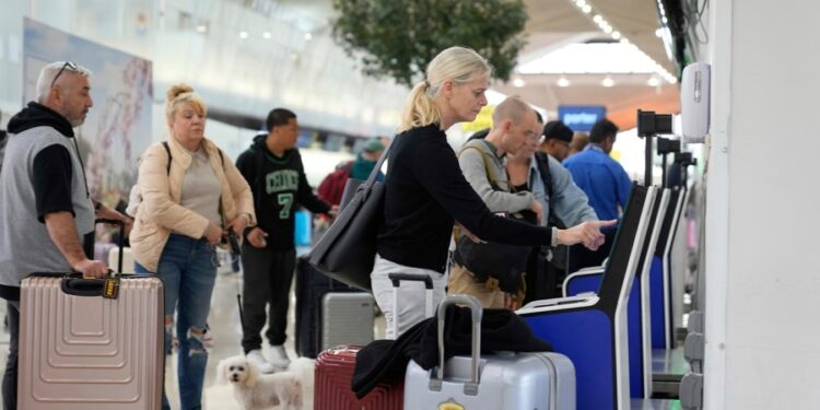 Crecen las preocupaciones por el tumulto en el tráfico aéreo a medida que el cierre llega a la segunda semana
