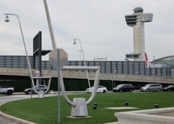 Los controladores aéreos, a los que les falta el primer sueldo, advierten que “el sistema es menos seguro”