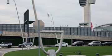 Los controladores aéreos, a los que les falta el primer sueldo, advierten que “el sistema es menos seguro”