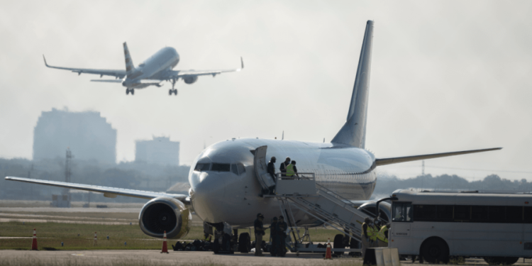 Los subsidios a los servicios de aerolíneas rurales podrían expirar en días: administración Trump