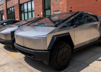 2 familias demandan el diseño de puertas de demandar Tesla después de las muertes por choque