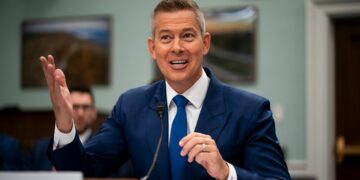 Duffy: Los controladores de tráfico aéreo ‘se están agotando’ a medida que el cierre del gobierno llega al día 26
