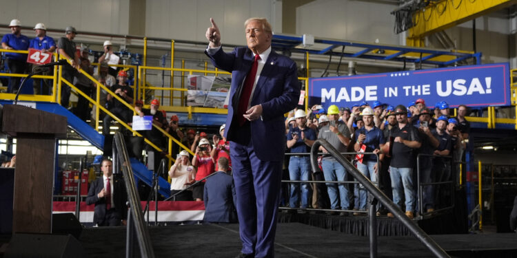 Trump quiere recuperar empleos. Algunas de sus políticas lo están haciendo más difícil.
