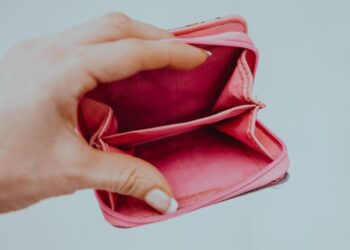 Más estadounidenses viven cheque de pago para pagar, poniendo la jubilación fuera del alcance, según el informe