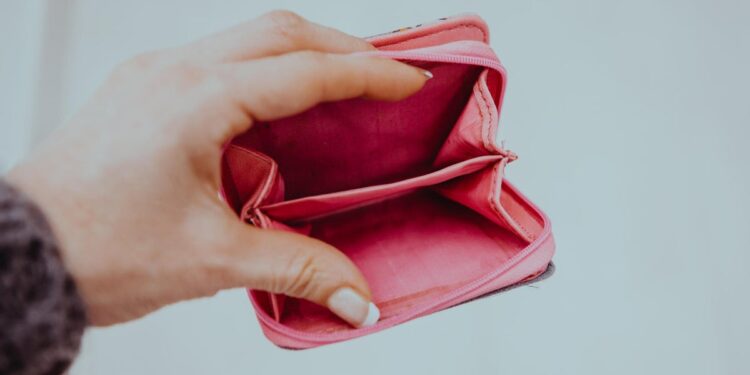 Más estadounidenses viven cheque de pago para pagar, poniendo la jubilación fuera del alcance, según el informe