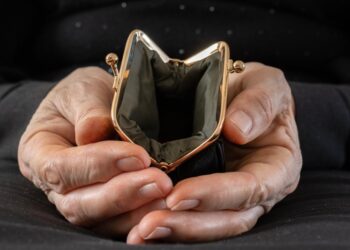 Para los estadounidenses mayores, el costo de la pobreza es de 9 años de vida, el estudio encuentra