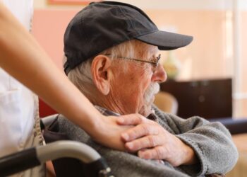 Los estadounidenses viven más tiempo, pero muchos están cometiendo un costoso error respecto a la vejez