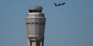 Los retrasos en el vuelo se extienden en medio de problemas de personal del controlador a medida que el cierre se arrastra en