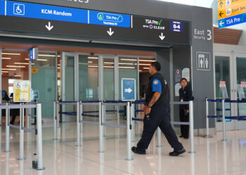 Algunos aeropuertos no transmitirán el mensaje de Noem culpando a los demócratas por el cierre