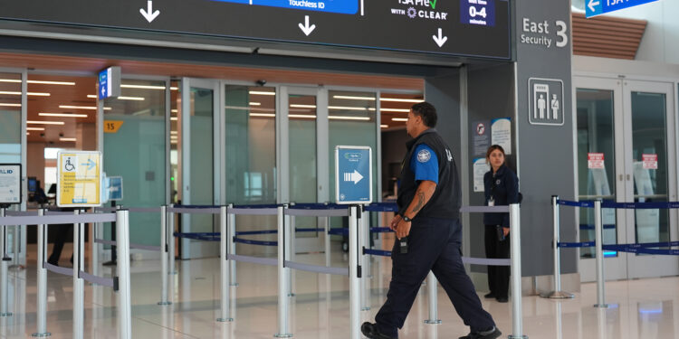 Algunos aeropuertos no transmitirán el mensaje de Noem culpando a los demócratas por el cierre