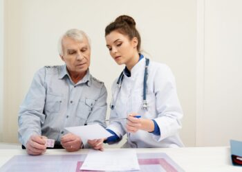 Ocho formas de evitar pagar de más las primas de Medicare