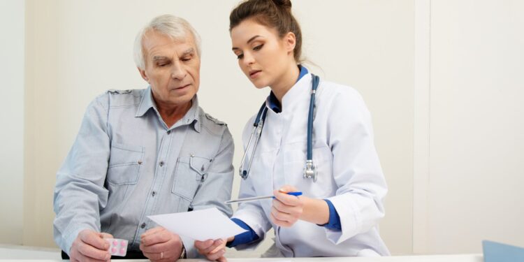Ocho formas de evitar pagar de más las primas de Medicare