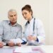 Ocho formas de evitar pagar de más las primas de Medicare
