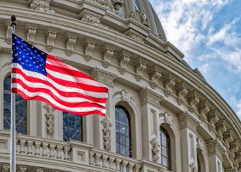 Las agencias internacionales vuelven a rebajar la calificación de Estados Unidos, citando un “debilitamiento de la gobernanza” y un “deterioro fiscal”. ¿Podría perjudicarle la nueva calificación crediticia de Estados Unidos?