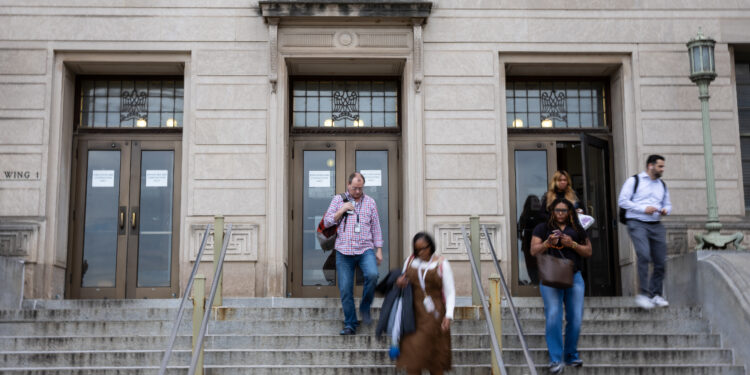 Un memorando de la Casa Blanca dice que los trabajadores despedidos podrían no recibir sus salarios atrasados
