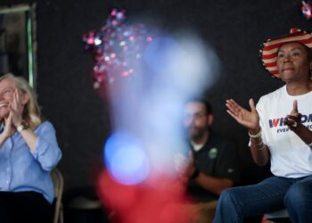 La carrera por gobernador de Virginia, el cierre y un escándalo de mensajes de texto: NPR