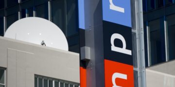 Mientras NPR lleva a CPB a los tribunales, las luchas internas en los medios públicos salen a la luz: NPR