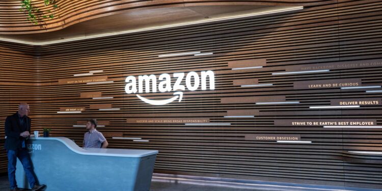 Amazon despide a miles de trabajadores corporativos mientras gasta en IA: NPR